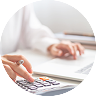 計算してる人の写真