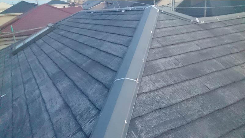 スレート屋根の棟板金のコーキングの補修