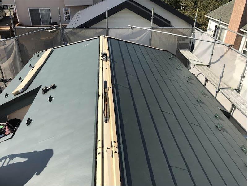 屋根カバー工法のガルバリウム鋼板の設置