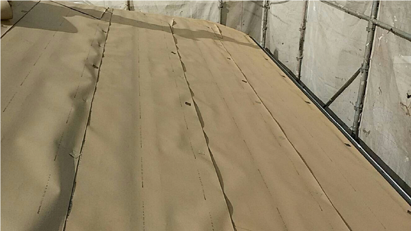 スレート屋根の防水シートの設置