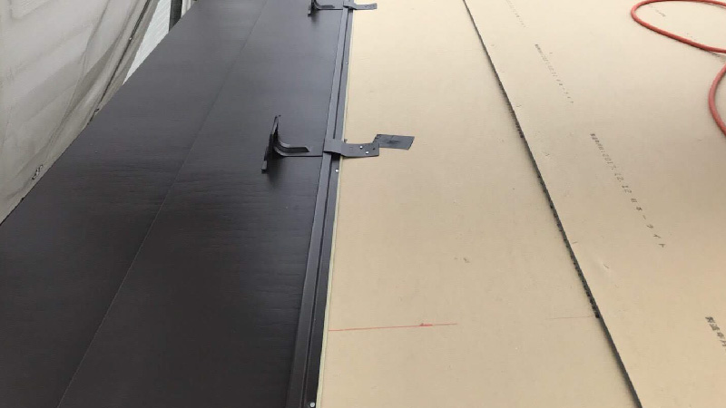 ガルバリウム鋼板の屋根材の設置