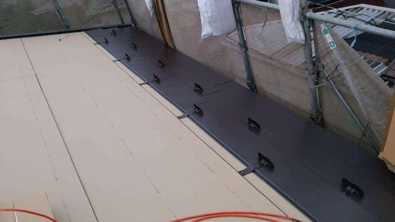 ガルバリウム鋼板の屋根材の設置