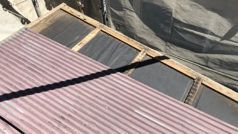 既存のトタン屋根の撤去