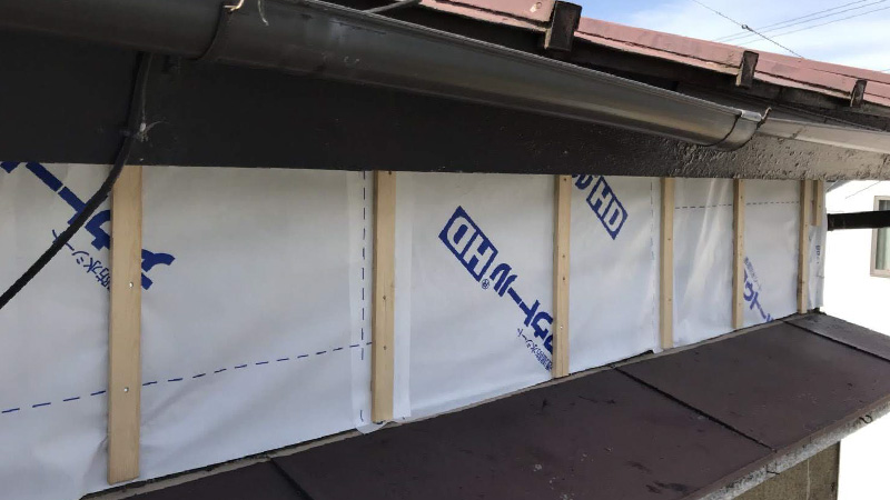 外壁の防水シートの設置と胴縁の施工