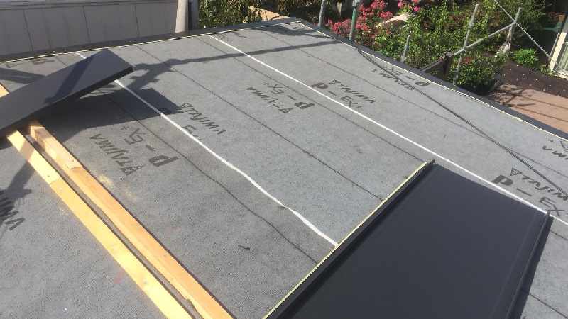 屋根カバー工法のルーフィングの設置