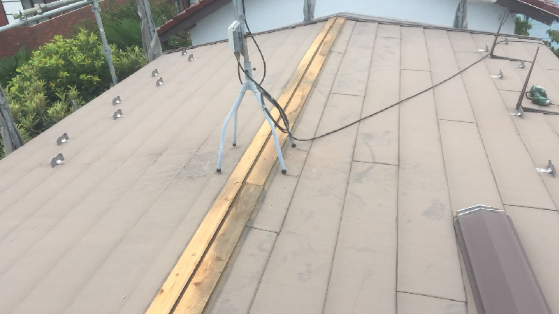 スレート屋根の棟板金の撤去