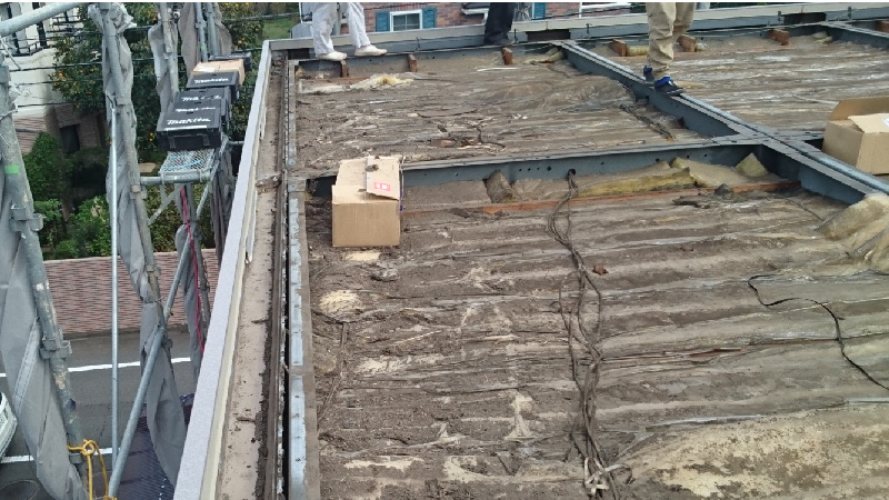 屋根材撤去後の断熱材の状態