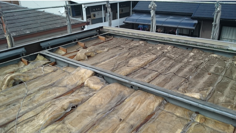 屋根材撤去後の断熱材の状態