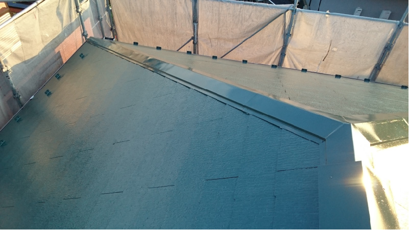 スレート屋根の上塗り工程