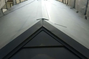 松戸市の屋根カバー工法の様子