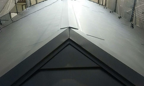 松戸市の屋根カバー工法の様子