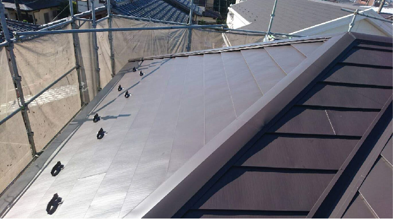 屋根材（ガルバリウム鋼板）の設置