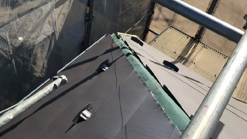屋根のガルバリウム鋼板の設置