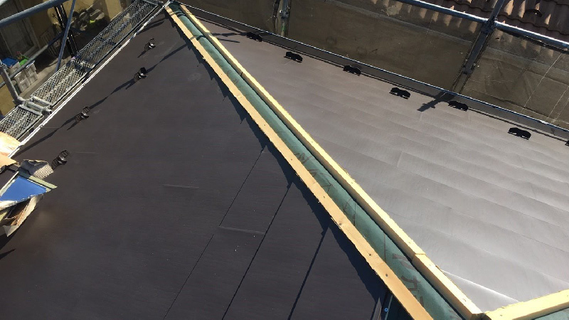 屋根本体のガルバリウム鋼板の設置