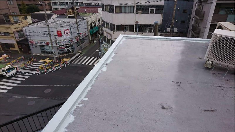 屋上防水工事の立ち上がり材の塗布