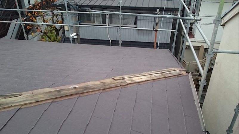 台風で屋根板金が飛散した屋根