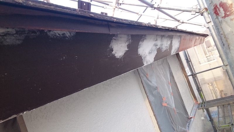 破風板の付帯部塗装のケレン作業