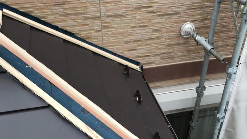 玄関屋根のガルバリウム鋼板の設置