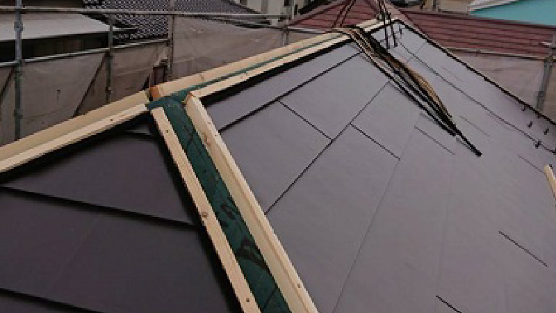 屋根の棟下地の設置