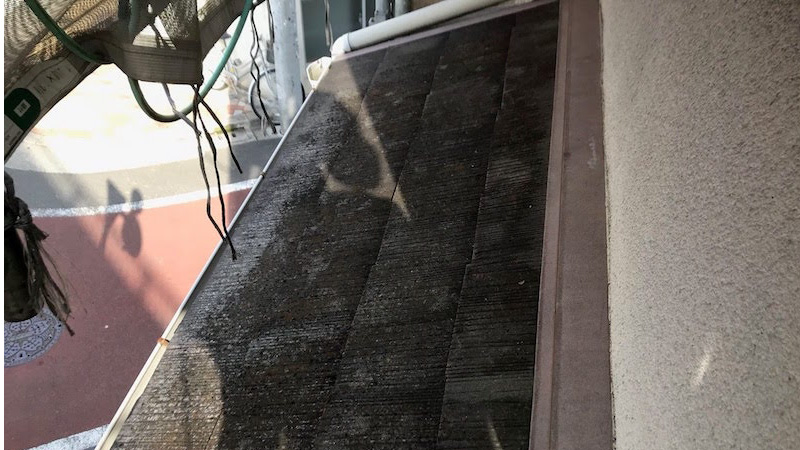 埼玉県八潮市の屋根カバー工法リフォームの下屋根の施工前の様子