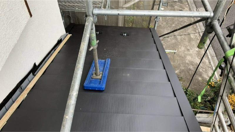 下屋根のガルバリウム鋼板の設置