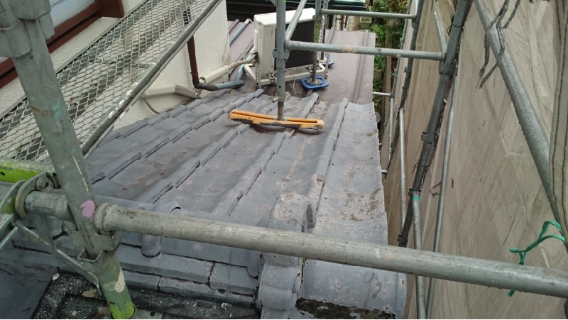 屋根葺き替え工事の施工前の瓦屋根