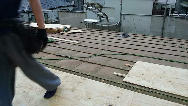 屋根葺き替え工事の野地板の設置