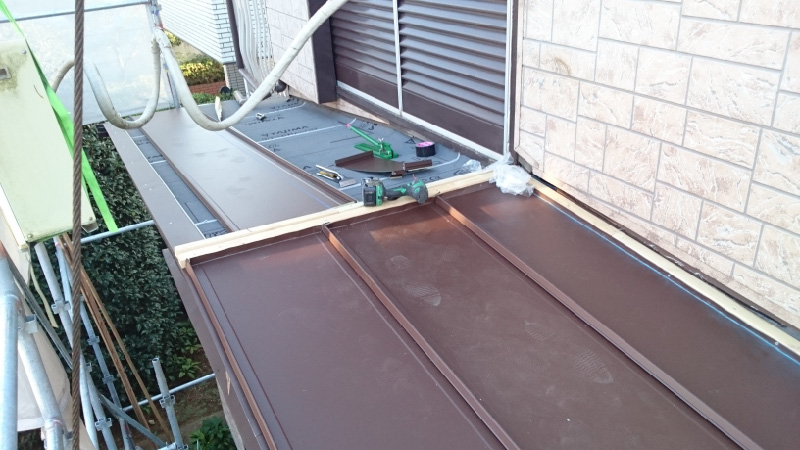 下屋根のガルバリウム鋼板本体の設置