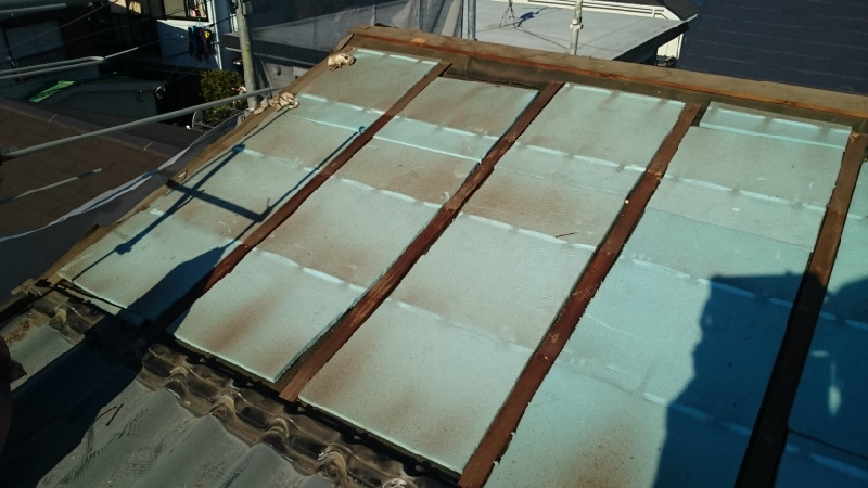 屋根葺き替え工事の屋根材の撤去