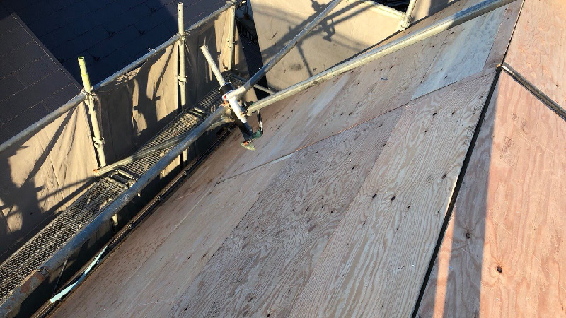 屋根葺き替え工事のコンパネの設置