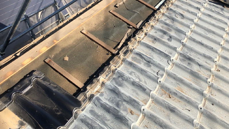 屋根葺き替え工事の屋根材の撤去