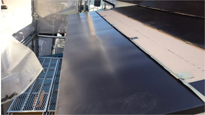 霧避けの屋根材の設置