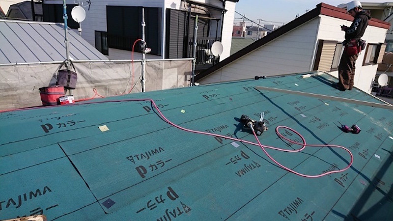屋根カバー工法のルーフィングの設置