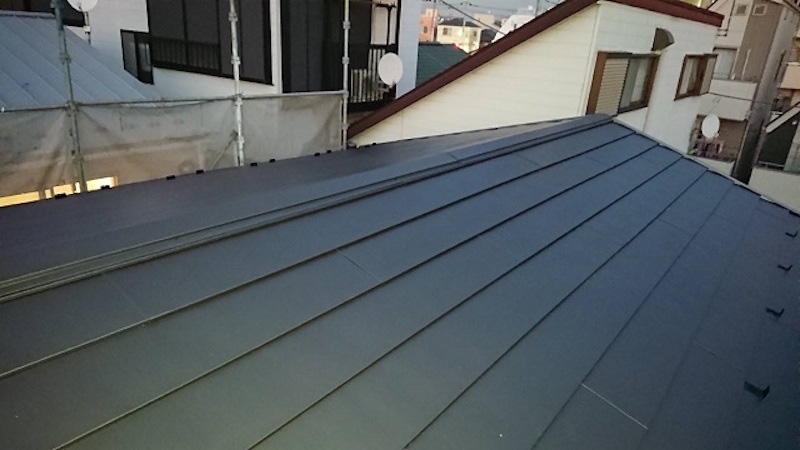 屋根カバー工法のガルバリウム鋼板の設置