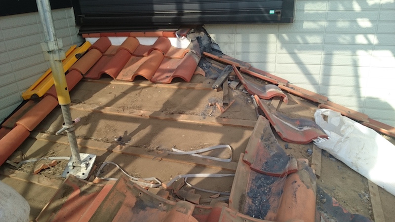 屋根の葺き直し工事の瓦の撤去