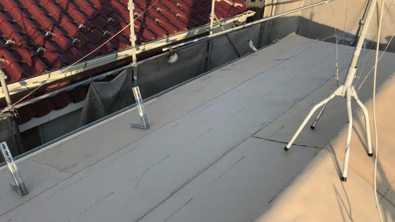 屋根葺き替え工事のルーフィングの設置