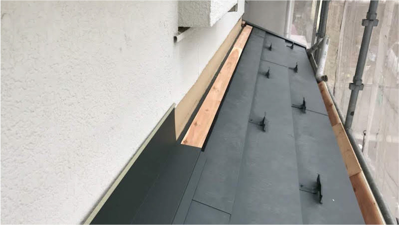屋根葺き替え工事の屋根材の設置