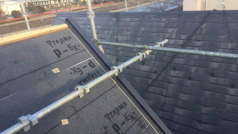 屋根カバー工法の屋根板金の設置
