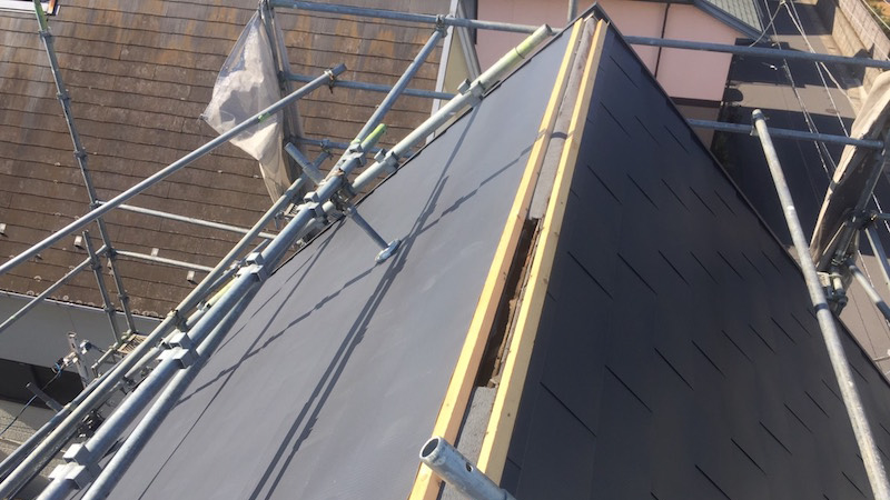 屋根カバー工法の棟換気の施工