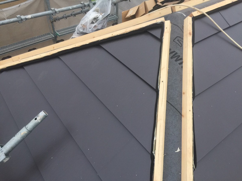 屋根材本体（ガルバリウム鋼板）の設置
