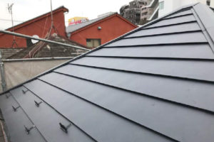 横浜市の屋根カバー工法リフォームの様子