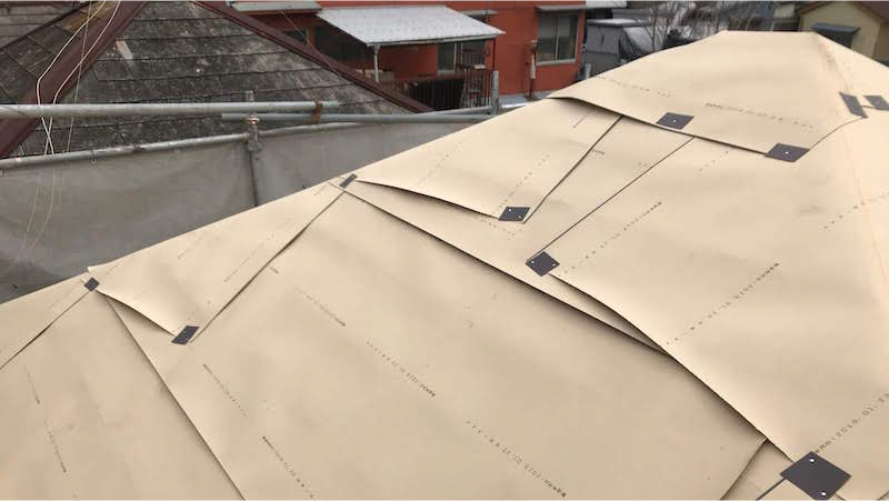 屋根カバー工法のルーフィングの施工