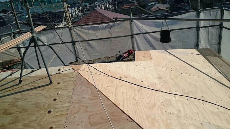 屋根葺き替え工事の野地板の設置