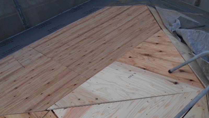 日本瓦の屋根の野地板の設置