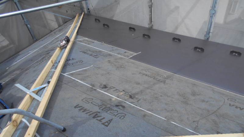 屋根葺き替え工事のガルバリウム鋼板の施工