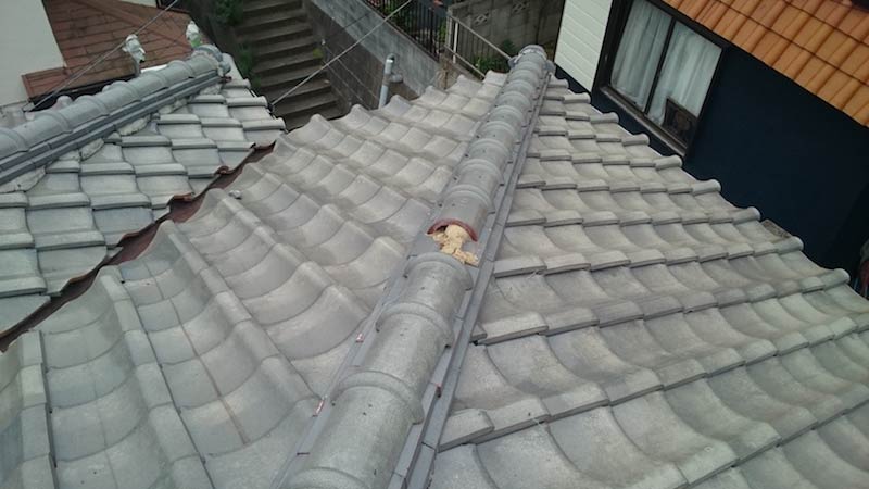 日本瓦の屋根の冠瓦の欠落