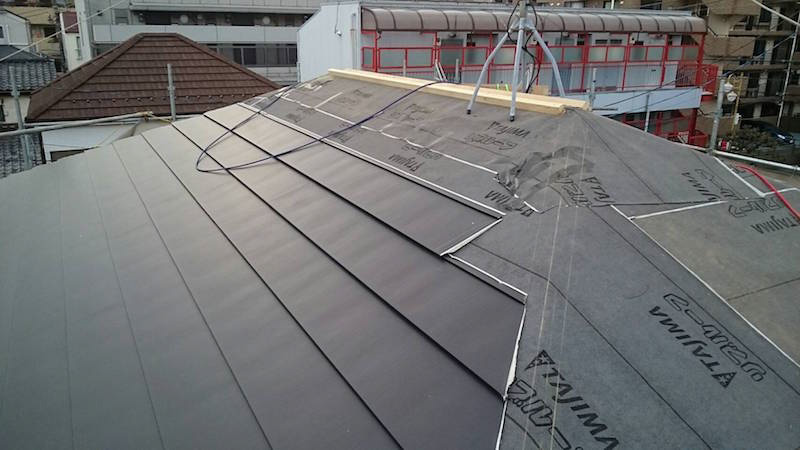 屋根本体のガルバリウム鋼板の施工