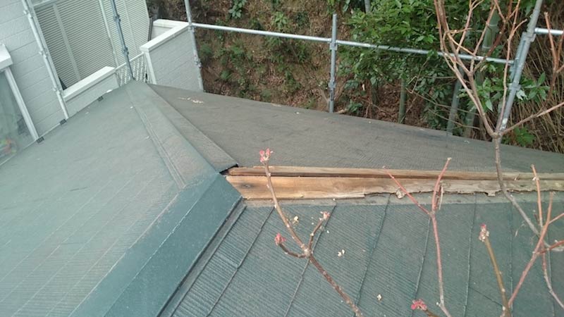 棟板金が飛散したスレート屋根