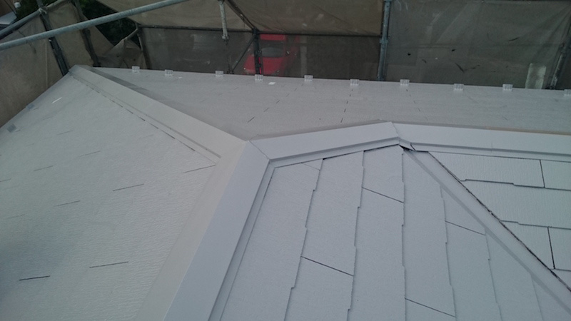 屋根塗装の中塗りの施工後の様子