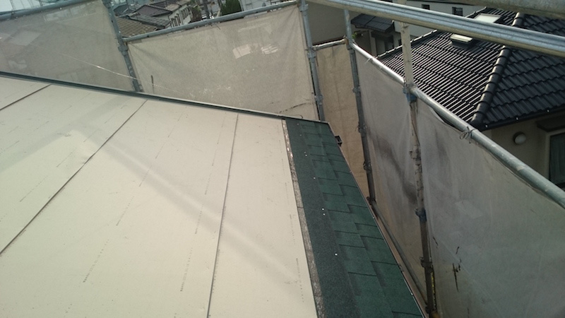 大屋根のアスファルトシングルの鋼板の施工
